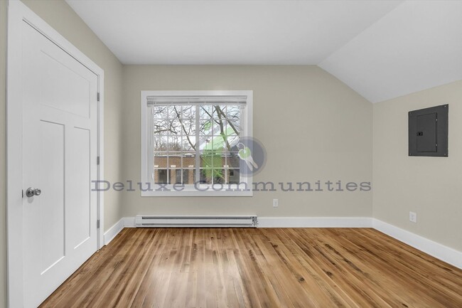 Building Photo - Completely Remodeled 2 Bed- Available Now!!