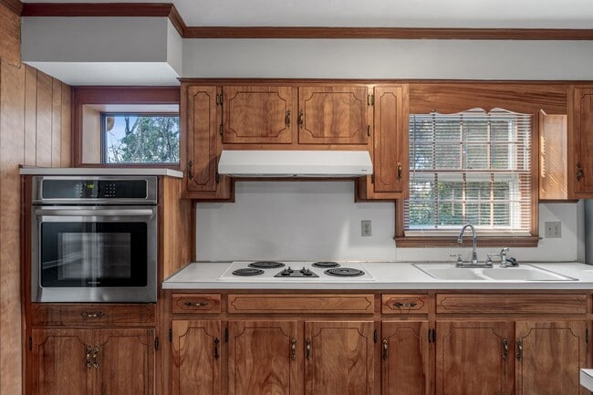 Building Photo - Large Brick Ranch, New Wood Like Flooring Throughout, Just Painted, LR, Den, Sun Room, Carport!