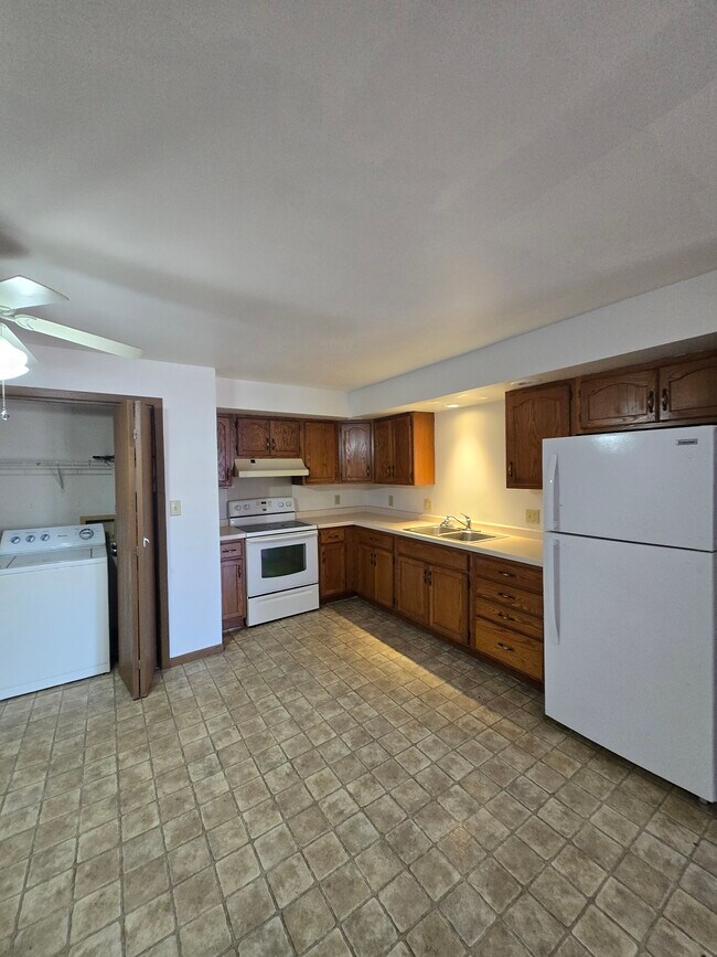 Building Photo - 1324 W Main St