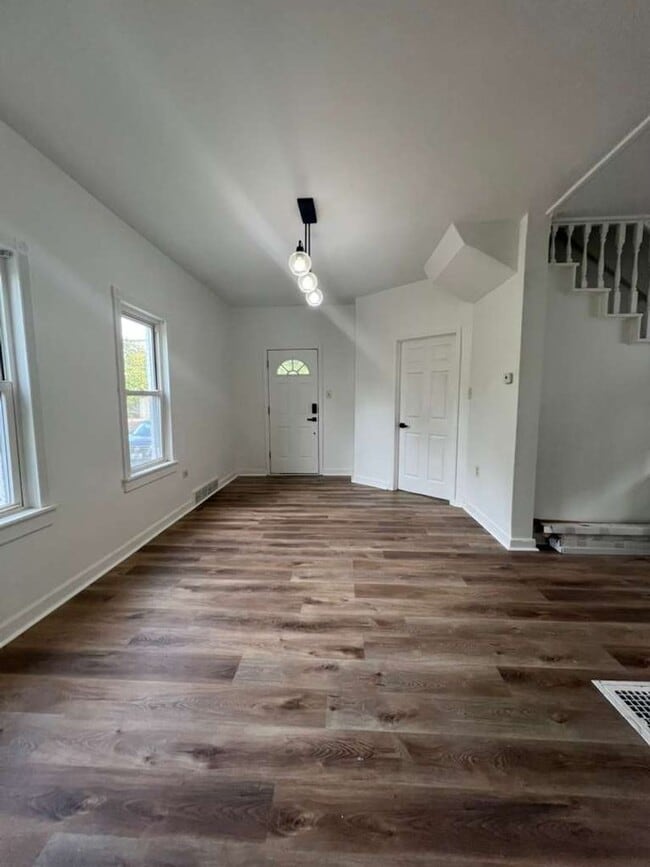Building Photo - Updated 3-Bedroom Single-Family Home in th...