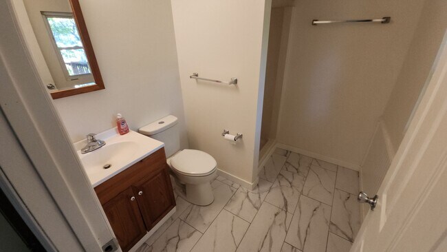 Building Photo - Beautifully updated 3-bedroom, 2-bath home, ready for you to move in!