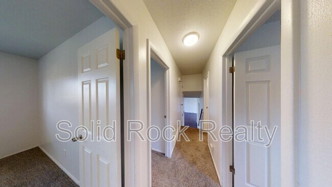Building Photo - 4811 Villa Cir