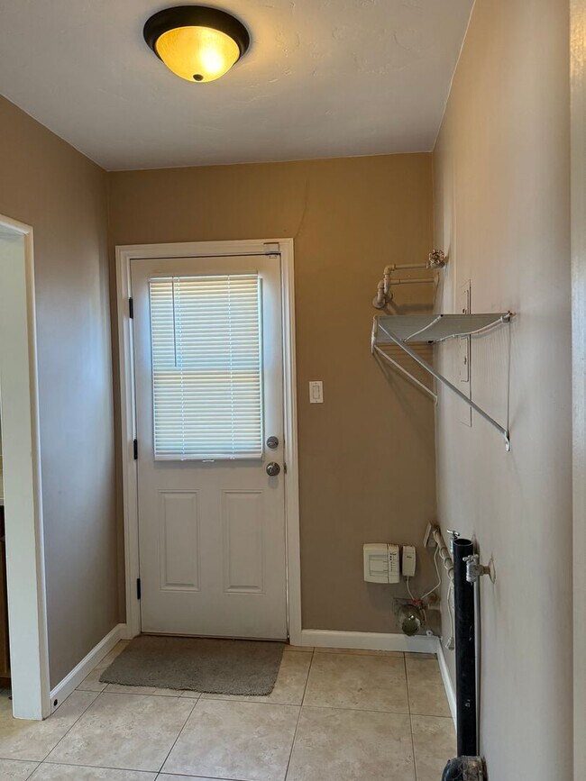 Building Photo - Charming 2 Bedroom 1 Bath