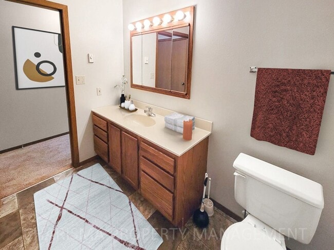 Building Photo - SPACIOUS ONE BEDROOM UNIT, WITH GREAT AMEN...