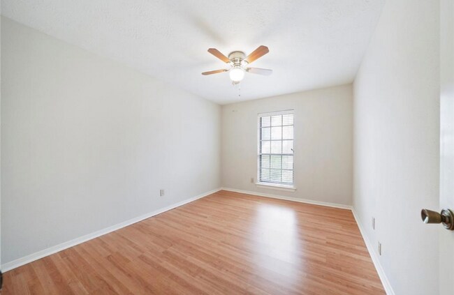 Building Photo - 1219 Lynn Ln