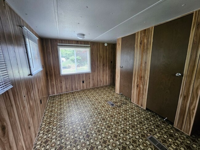 Building Photo - Charming 3BR/1BA in Eagle Creek – W/D, Yar...