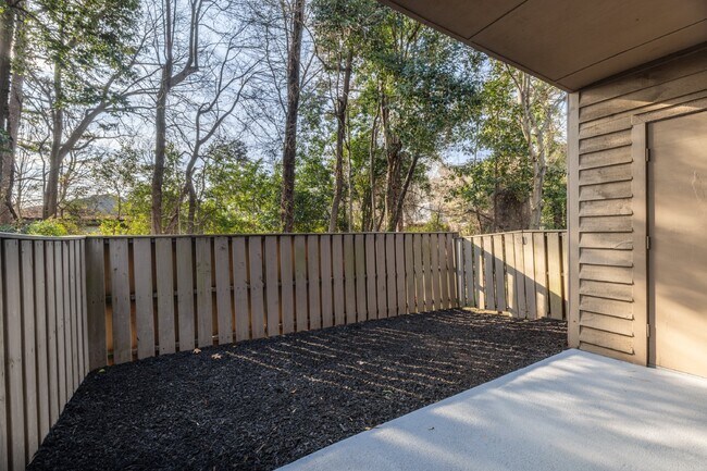 Building Photo - Fully Renovated 2-Bed Condo in Lake Wylie Woods – Prime Location with Community Amenities! $1,850...