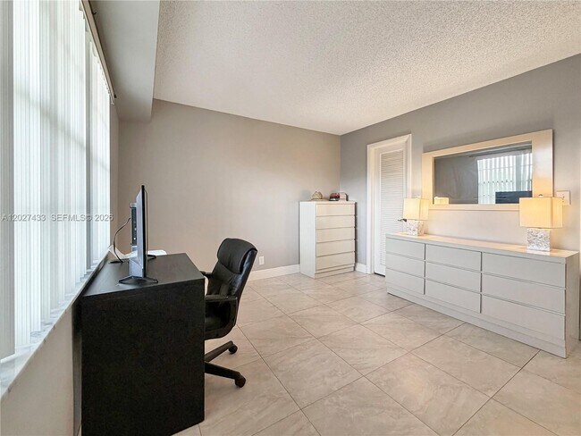 Building Photo - 3300 W Rolling Hills Cir