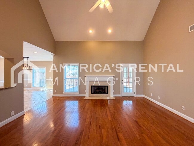 Building Photo - Spacious Five Bedroom Residence in Meadowbrook!