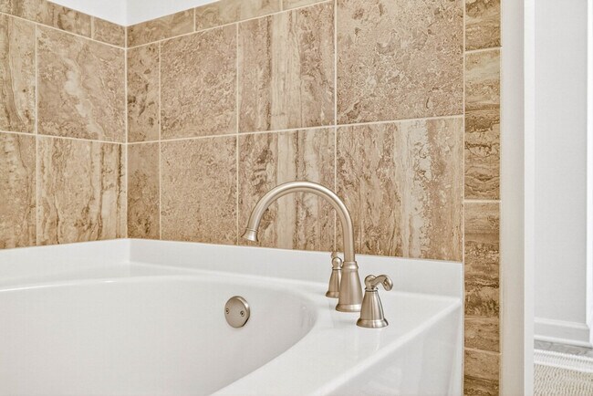 Building Photo - 4663 Bayview Dr