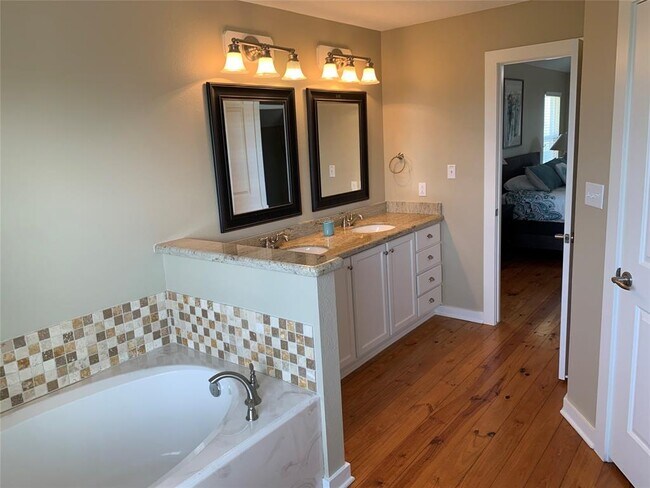 Building Photo - 13807 Mutiny Ln