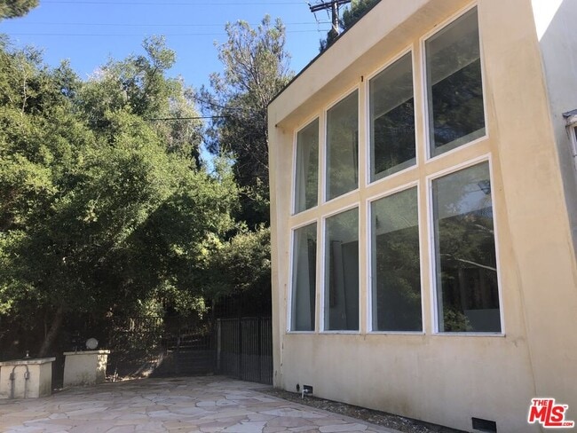 Building Photo - 708 Thornhill Rd