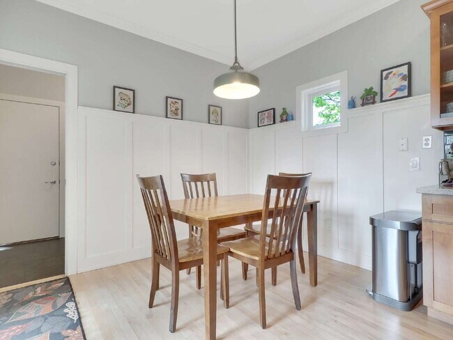 Building Photo - Spacious 4-Bed Gem with 3.5 Baths next to Minnehaha Creek