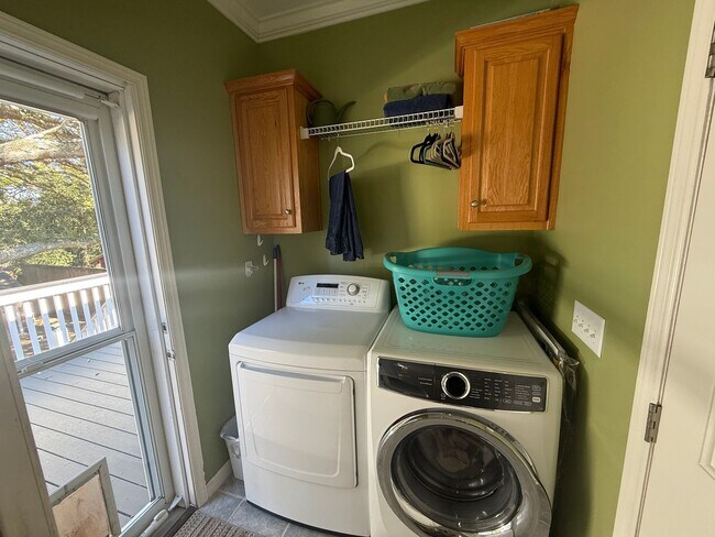 Building Photo - 3 Bedroom 2 Bath House in Lighthouse Point...