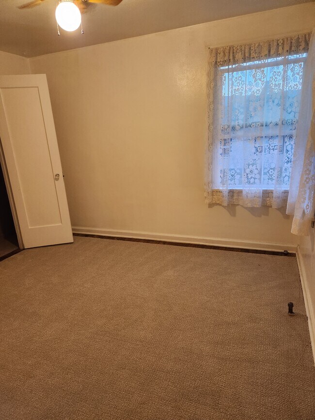 Bedroom - 807 Main Ave