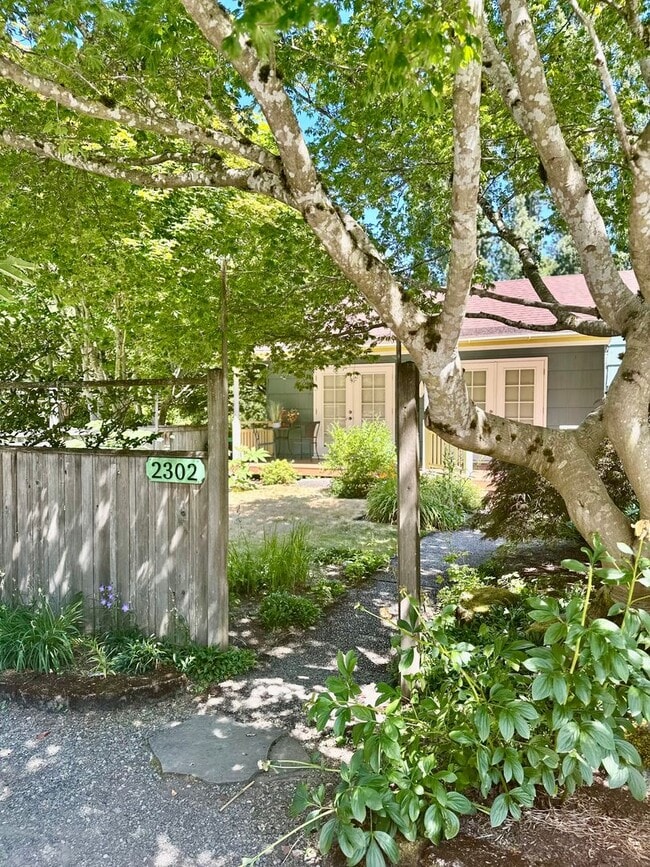 Building Photo - Charming 3bed/2bath House!