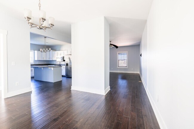 Building Photo - **NOW AVAILABLE FOR SHOWINGS**  Beautiful Home for Lease in Sylvan Heights!
