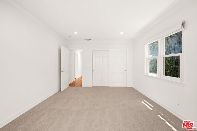 Building Photo - 704 Westbourne Dr