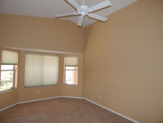 Building Photo - 3 Bedrooms 2 Bathrooms close to Sabino Canyon