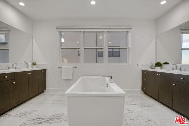 Building Photo - 20248 Willoughby Ln