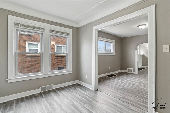 Building Photo - $1500 Large 3 bedroom home