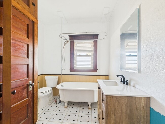 Building Photo - Beautiful Hill Country Farm House