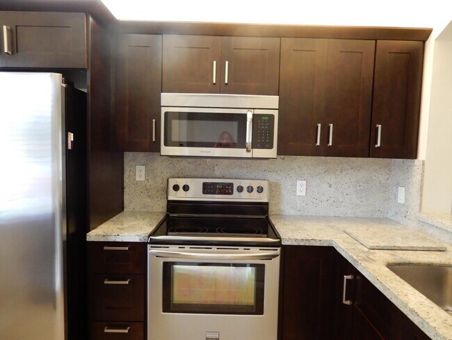 Building Photo - 6585 Somerset Dr