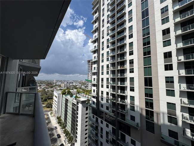 Building Photo - 1010 SW 2nd Ave