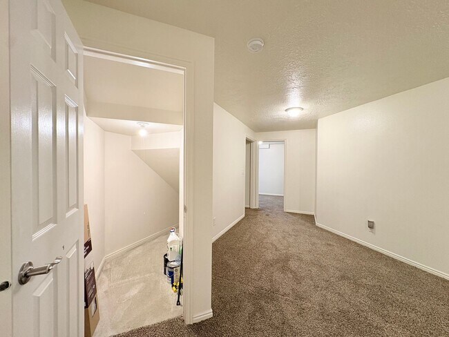 Building Photo - 334 W Mountain View Dr