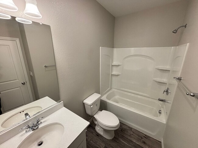 Building Photo - Beautifully Upgraded Single-Story 2BED/2BA...