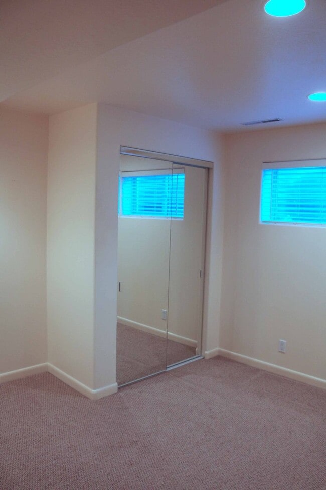 Building Photo - Sandy home for rent(basement only)