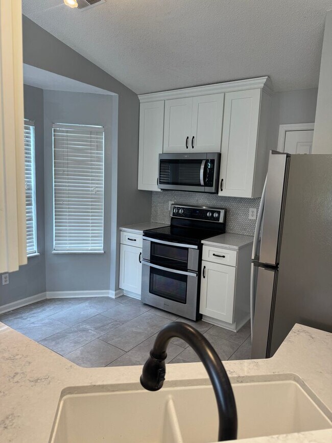 Building Photo - Knoxville 37918 - Beautiful 3 bedroom, 2 bath home in the heart of Powell - Contact Lisa Vineyard...