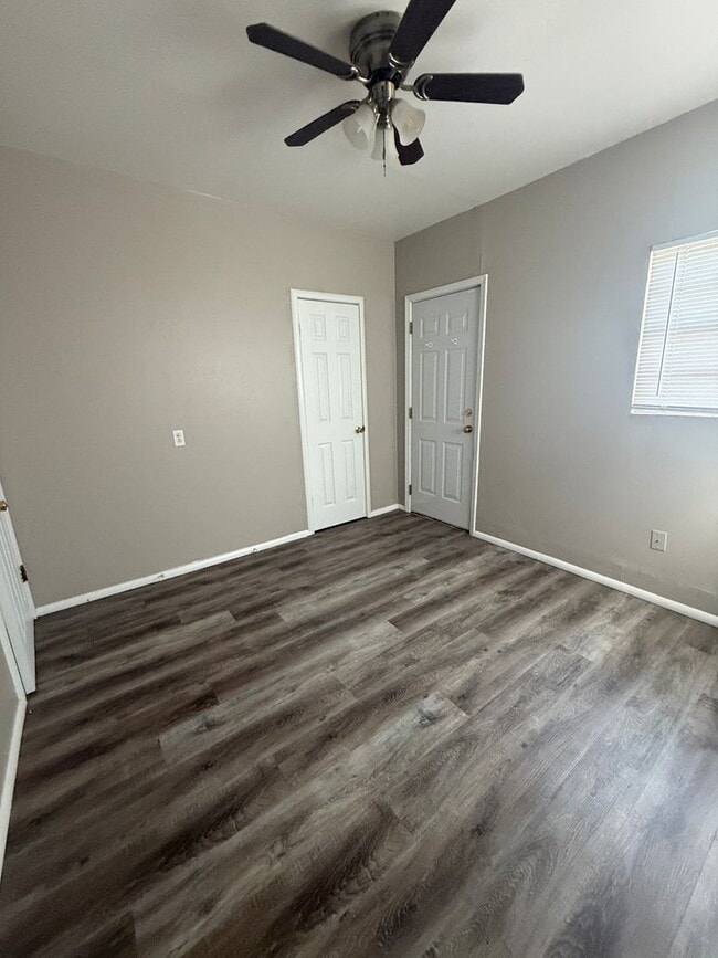 Building Photo - Super Cute & Clean!