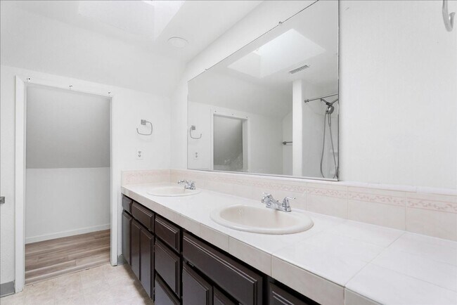 Building Photo - 2717 Knollwood Dr