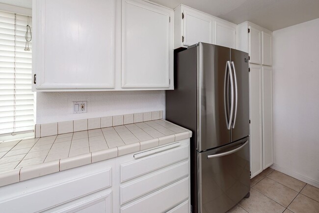Building Photo - Convenient, Spacious Townhome for Rent in ...
