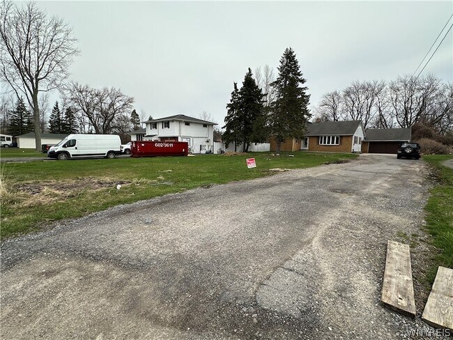 Building Photo - 2791 N Forest Rd