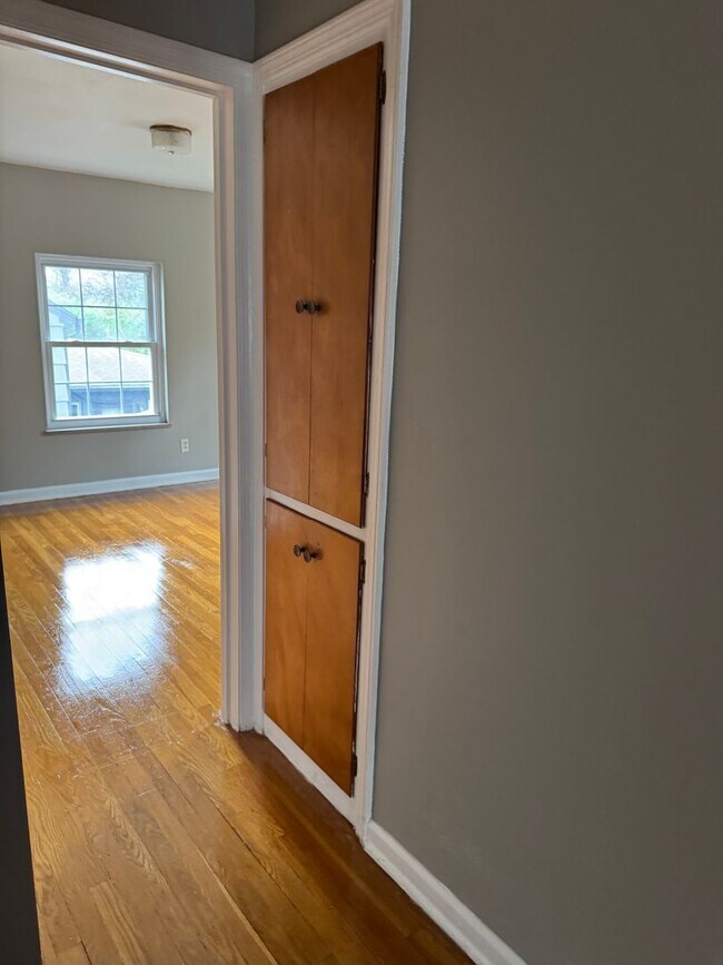 Building Photo - 3 Bedroom 1.5 bathroom Single Family Home, Upper Arlington Schools