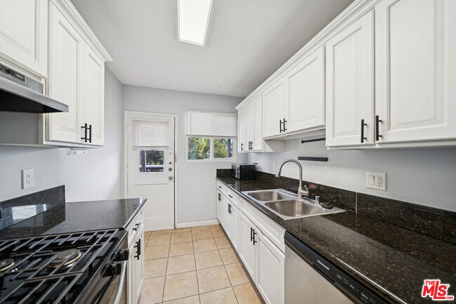 Building Photo - 1270 Havenhurst Dr