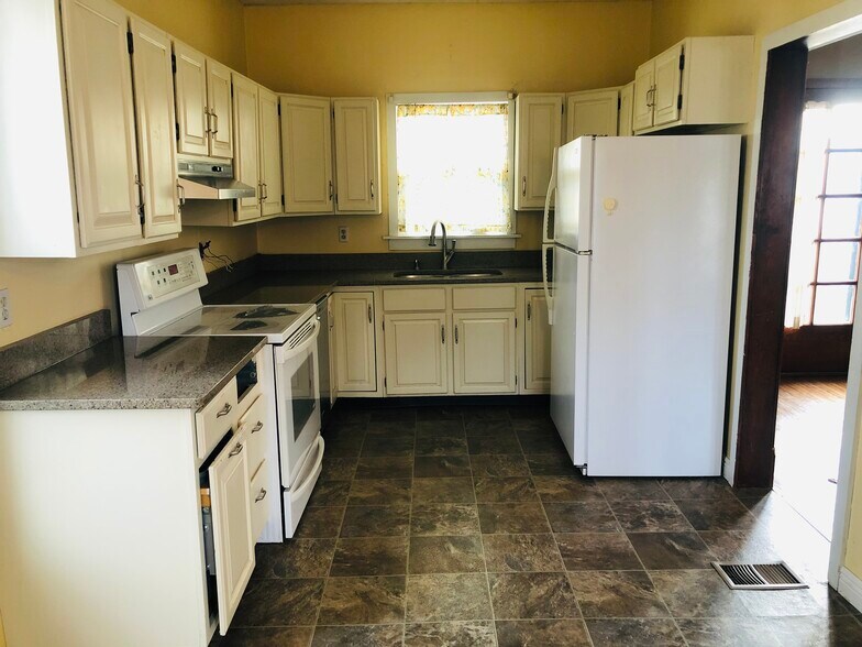 Kitchen - 615 W 2nd St