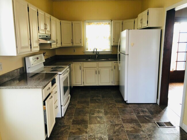Kitchen - 615 W 2nd St