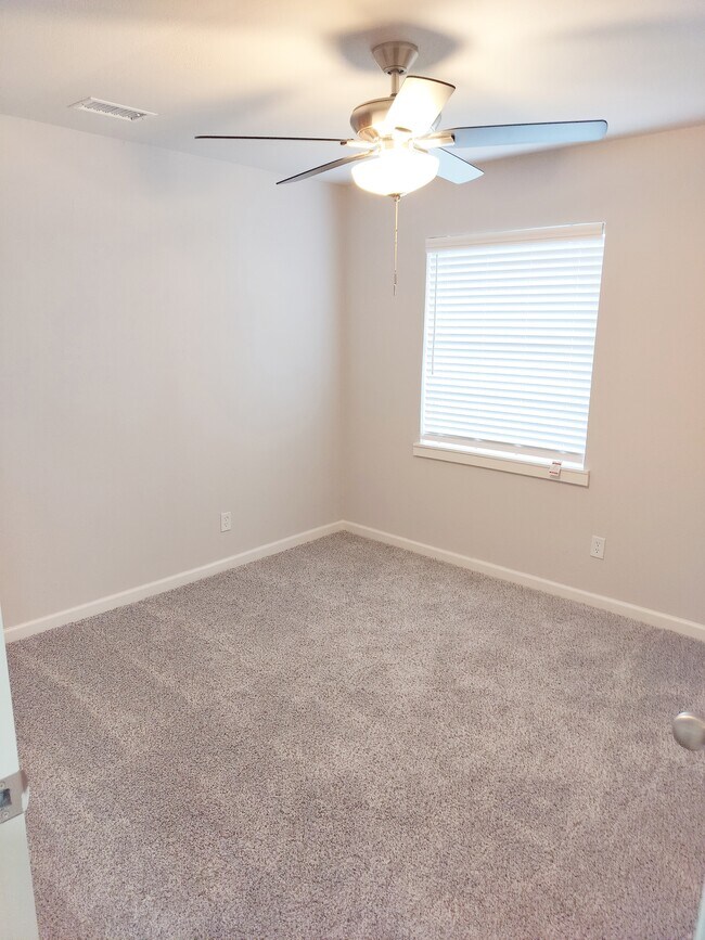 Building Photo - 1417 McCallum Dr