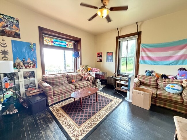 Building Photo - Large 3 Bedroom Open August