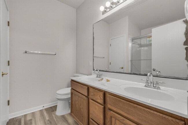 Building Photo - 5605 Bentsen Ln