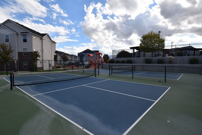 Building Photo - Bright Top Floor Condo with Tennis court, Pool, and Clubhouse