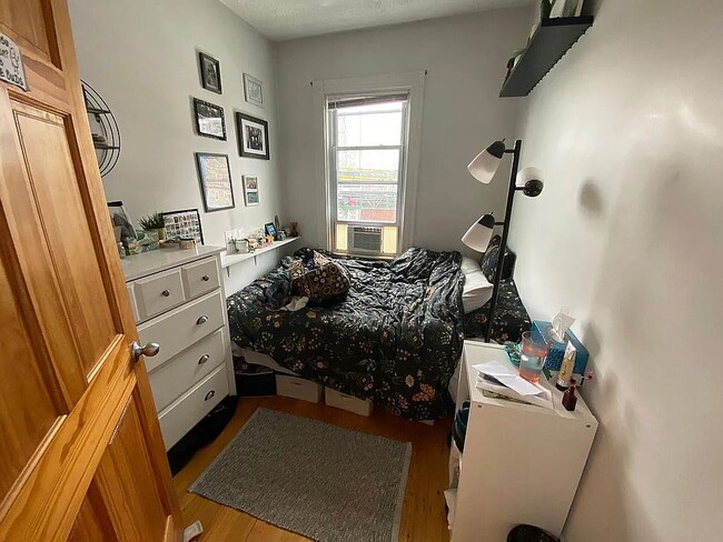 Building Photo - 182 Thorndike St