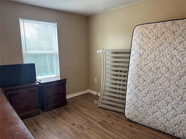 Building Photo - 256 Begonia Ln