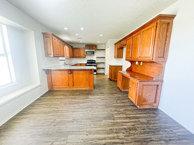 Building Photo - 3 Bed 2 Bath in OKC!