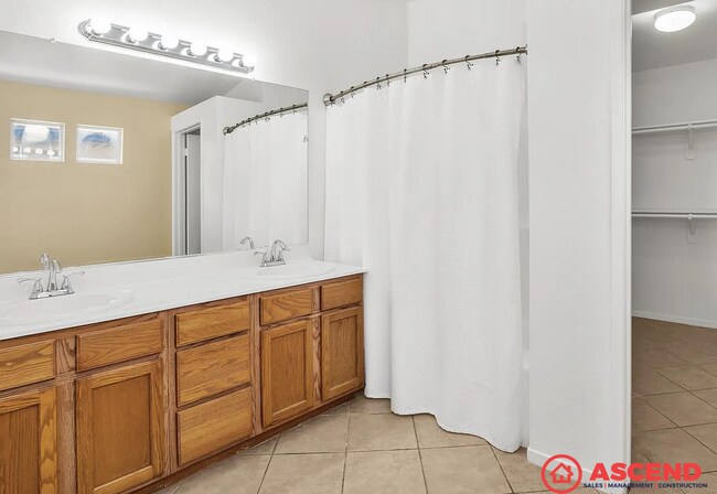 Building Photo - Charming 3BD/2BA Home in Bakersfield 93312 – Sewer & Trash Included!
