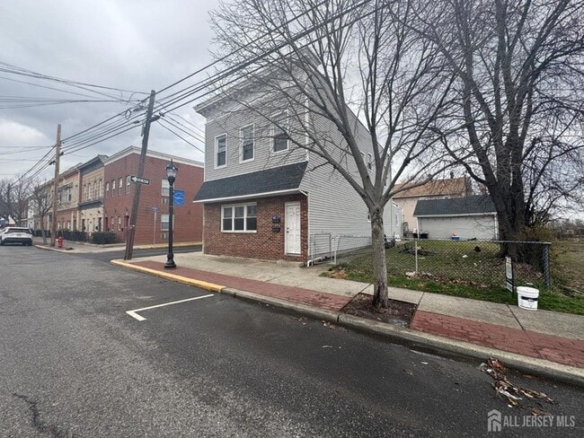 Building Photo - 556 Roosevelt Ave