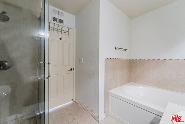 Building Photo - 121 S Hope St